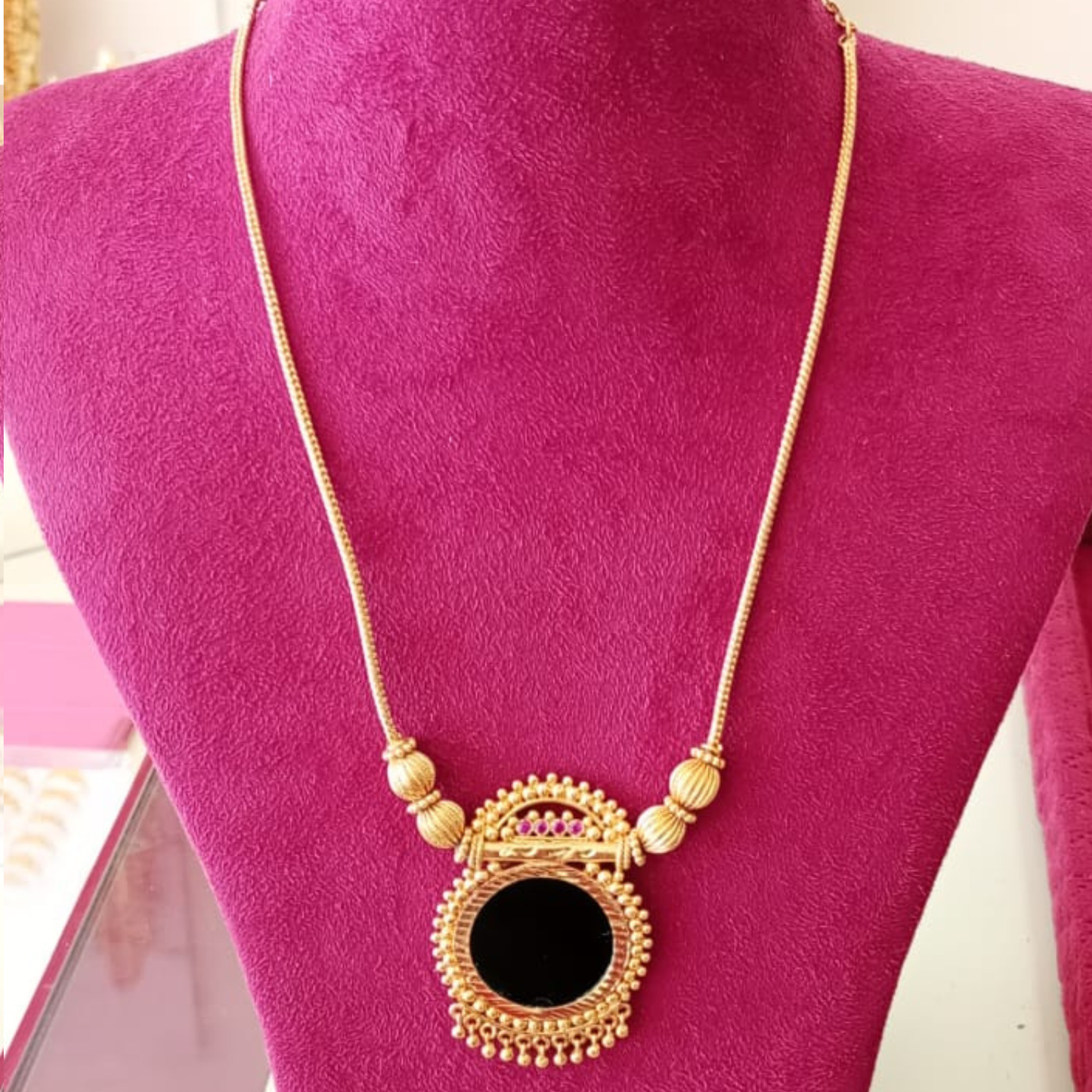 GOLD PLATED ROUND PALAKKA WITH ULLIBALL CHAINPENDENT