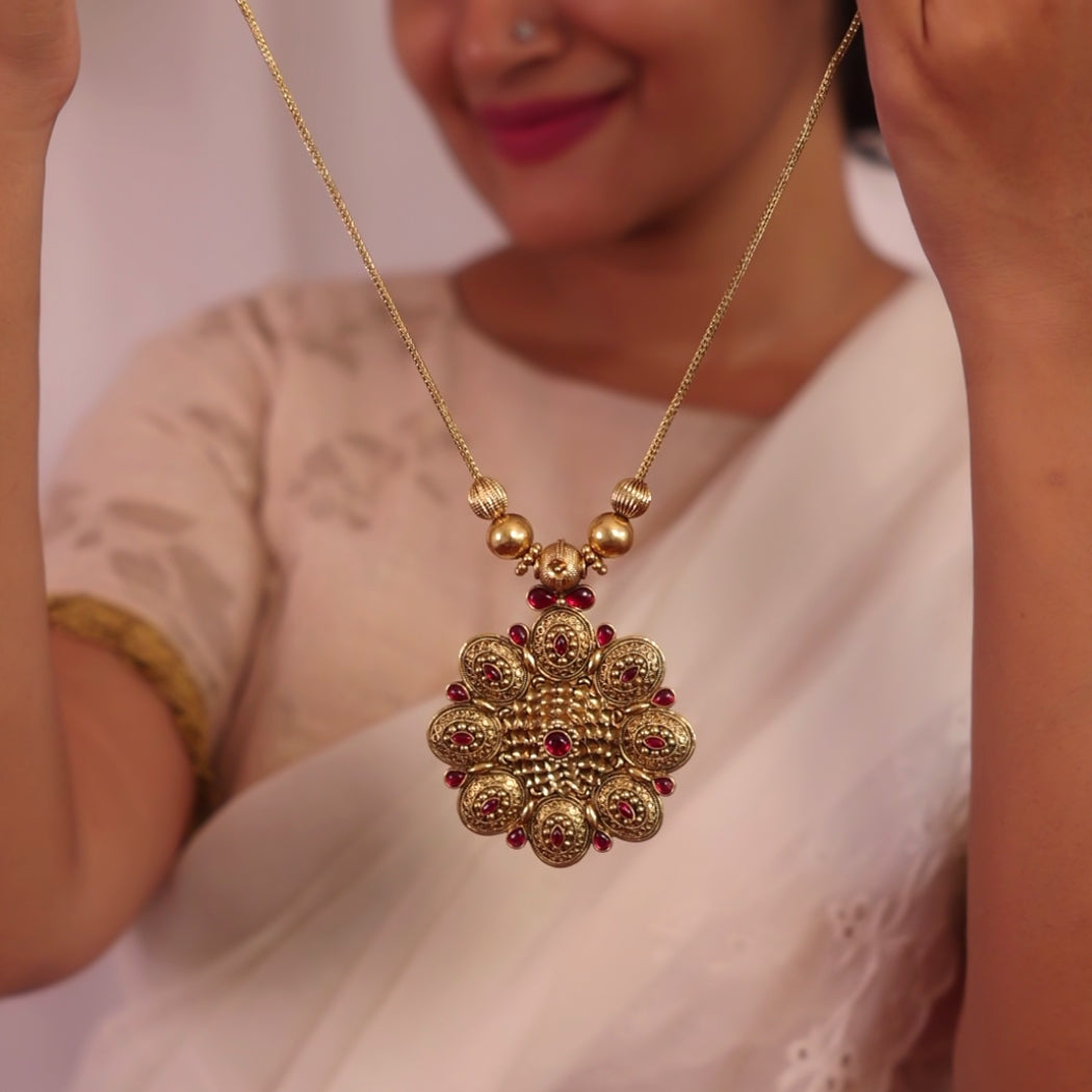 ANTIQUE CHAIN PENDANT