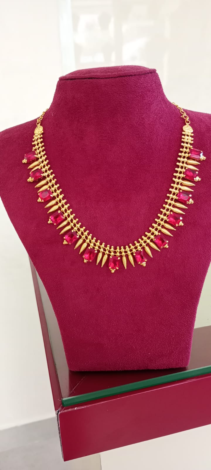  SOOFI NECKLACE RED WITH GOLD PATTERN