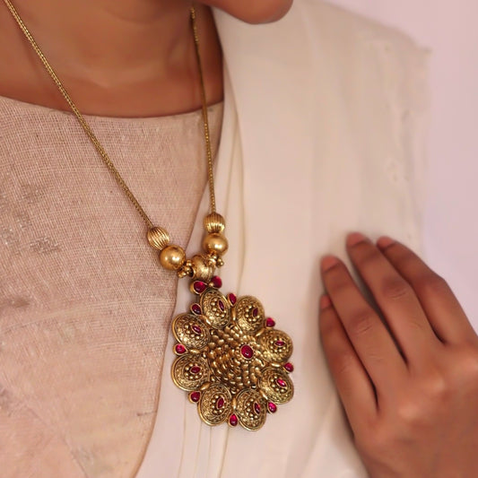 ANTIQUE CHAIN PENDANT